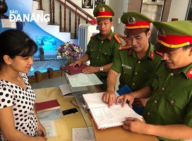 Lực lượng Công an quận Hải Châu tiến hành kiểm tra việc khách sạn thực hiện đăng ký khách lưu trú.  			              Ảnh: TRỌNG HÙNG