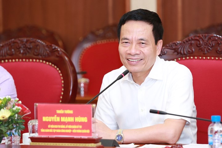 Ông Nguyễn Mạnh Hùng được giới truyền thông bình chọn là 1 trong 10 nhân vật ngành CNTT Việt Nam tiêu biểu vì có nhiều đóng góp quan trọng, thiết thực và hiệu quả cho sự phát triển của ngành này trong giai đoạn 2000 - 2009. (Ảnh: Lao Động).