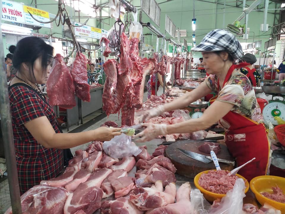 Tại nhiều chợ lớn trên địa bàn thành phố, giá thịt heo đang có xu hướng giảm khoảng 5.000 đồng/kg.