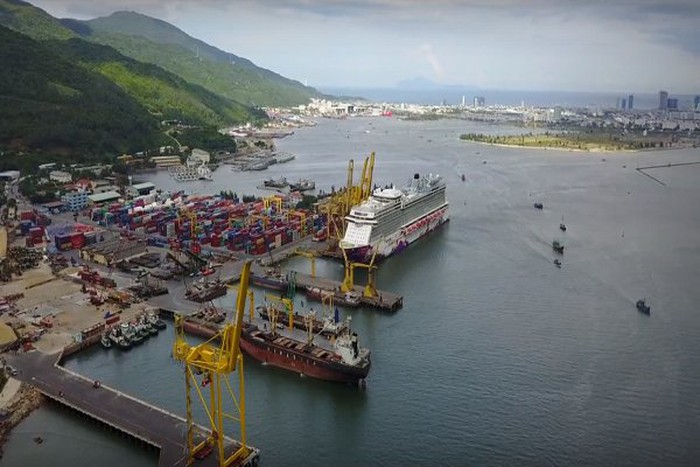 A 5-star international cruise ship docked at the city’s Tien Sa Port