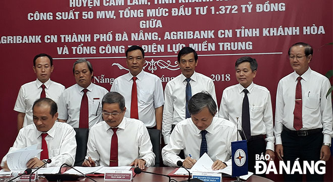 Đại diện Agribank và EVNCPC ký kết hợp đồng tín dụng đầu tư xây dựng Dự án nhà máy điện mặt trời tại miền Trung.