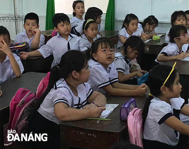 Những năm qua, Trường tiểu học Trần Văn Ơn “xé rào” chỉnh sửa bàn ghế phù hợp với dáng vóc học sinh nhằm phòng ngừa bệnh học đường.