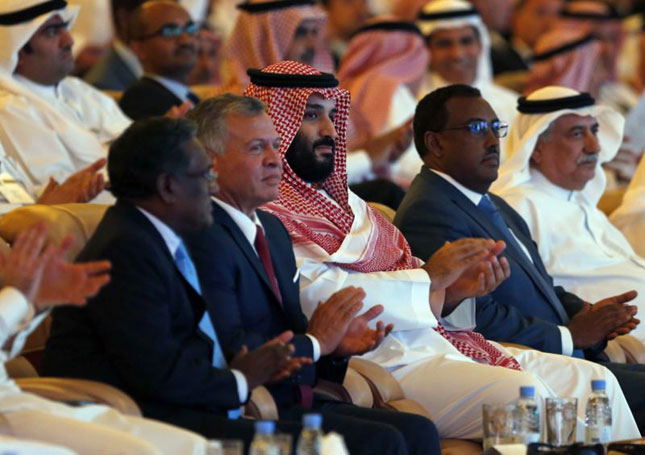 Quốc vương Jordan Abdullah II (thứ hai, từ trái sang), Thái tử Saudi Arabia Mohammed bin Salman (giữa) và Phó Thủ tướng Ethiopia Demeke Mekonnen (thứ hai, từ phải sang) tham dự diễn đàn đầu tư ở Riyadh ngày 23-10. 				Ảnh: AP