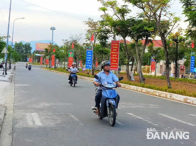 Thực hiện tháng hành động cao điểm về xây dựng nếp sống văn hóa, văn minh đô thị, nhiều tuyến đường trên địa bàn huyện Hòa Vang luôn được giữ gìn xanh, sạch, đẹp. 							     Ảnh: MAI HIỀN