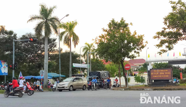 Người dân tuân thủ tín hiệu đèn giao thông, bảo đảm trật tự an toàn giao thông tại ngã tư quốc lộ 14B và trục đường từ xã Hòa Tiến đến Trung tâm Hành chính huyện Hòa Vang.