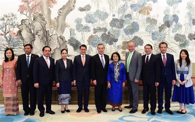 Chinese State Councillor and Foreign Minister Wang Yi (centre) poses for a photo with ambassadors of ASEAN member nations to China (Photo: VNA)