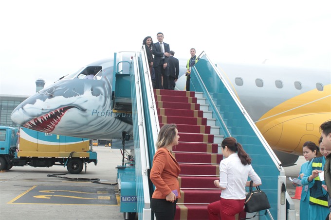 Jet aircraft E190-E2 at the Noi Bai International Airport on  18 October. — Photo Vietnam Airlines 