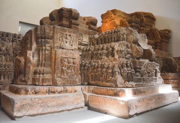 The bottom base of the pedestal comprises 7 stone slabs with the height of 20cm each, and simple carvings. The largest part of the bottom base (also the largest of the pedestal) is 354cm in length and 396cm in width.