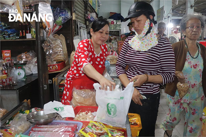 Tiểu thương ở các chợ trên địa bàn quận Thanh Khê được vận động sử dụng túi  ni-lông thân thiện môi trường.