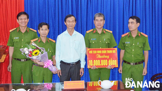 Ông Nguyễn Văn Tĩnh, Chủ tịch UBND quận Thanh Khê thưởng nóng 10 triệu đồng cho Công an quận Thanh Khê về thành tích phá chuyên án ma túy vào cuối tháng 9-2018.