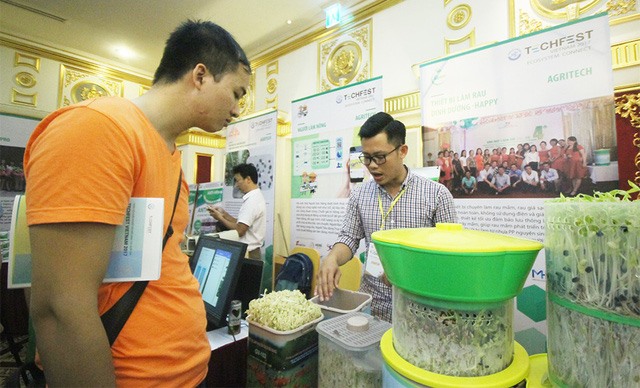 A booth showcasing a sprout-growing device at Techfest 2017. - Photo techfest.vn 