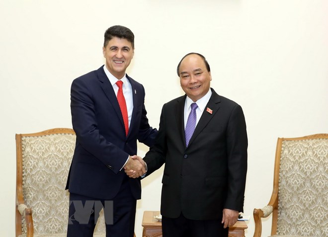 Thủ tướng Nguyễn Xuân Phúc tiếp ông Calin Dragan, Chủ tịch Tập đoàn đầu tư đóng chai Coca-Cola. (Ảnh: Thống Nhất/TTXVN
