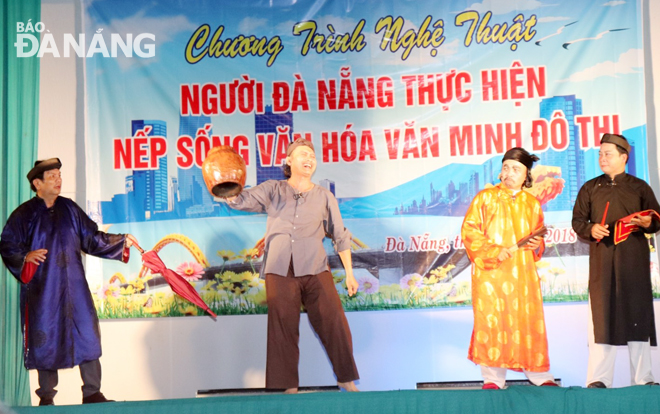Một cảnh trong tiểu phẩm “Lão Điền thưa kiện” do các nghệ sĩ Hội Nghệ sĩ sân khấu thành phố biểu diễn.