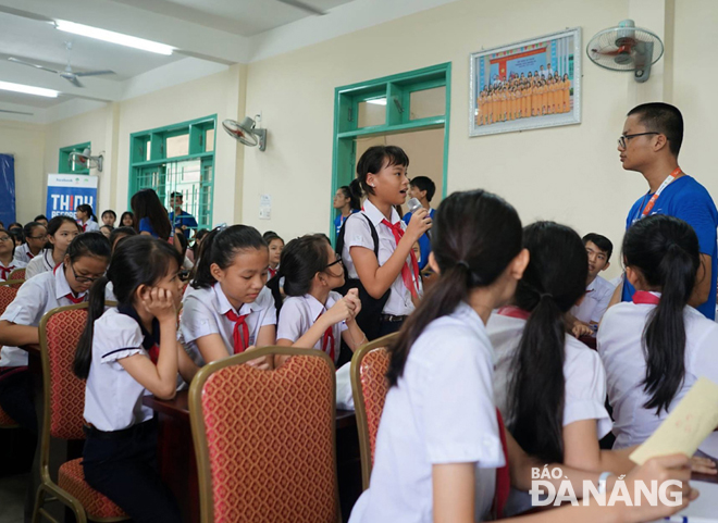 Các đại sứ công nghệ số chia sẻ thông tin về cách giữ an toàn trên mạng đến các học sinh Trường THCS Hoàng Sa, Đà Nẵng. (Ảnh nhân vật cung cấp)