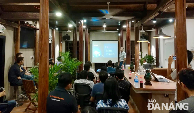 Các buổi trò chuyện giúp kết nối người nước ngoài và người dân Đà Nẵng.  Trong ảnh: Buổi chia sẻ về công nghệ chuỗi khối được tổ chức tại SpaceA.