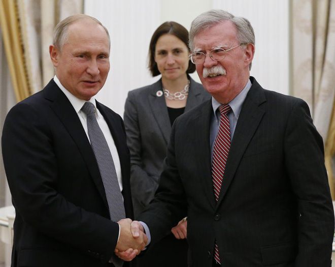 Cố vấn An ninh quốc gia Mỹ John Bolton (phải) gặp gỡ Tổng thống Nga Vladimir Putin tại Moscow ngày 23-10 để bàn về việc Washington rút khỏi INF. 	Ảnh: AP 