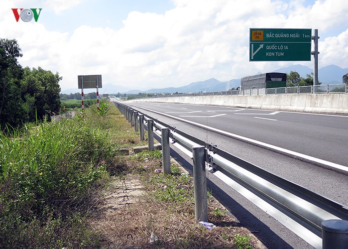 Nhiều đoạn tuyến trên cao tốc Đà Nẵng - Quảng Ngãi vẫn chưa hoàn thiện hệ thống lưới chắn.