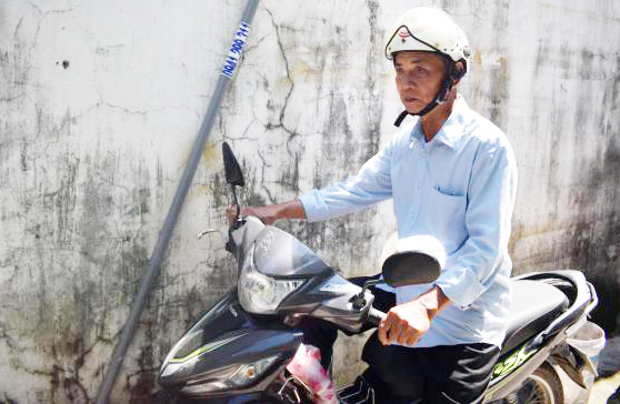 Xấp xỉ tuổi 70 nhưng mỗi ngày ông Đức vẫn rong ruổi trên chiếc xe máy đi quanh khu vực mình để “Ai cần thì giúp cho người ta”.