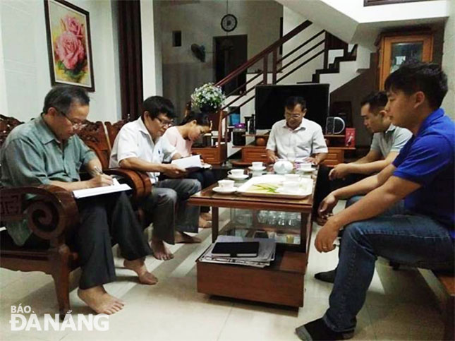 Thường trực Đảng ủy phường Vĩnh Trung trao đổi với cấp ủy chi bộ khu dân cư về công tác tạo nguồn, phát triển đảng viên trên địa bàn.