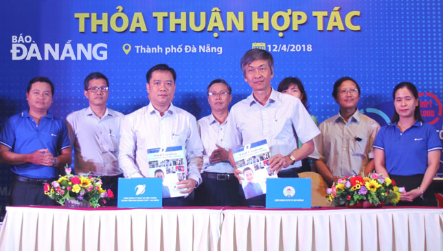 Trung tâm Kinh doanh VNPT Đà Nẵng và Liên minh HTX thành phố ký kết hợp tác, hỗ trợ các HTX ứng dụng các sản phẩm công nghệ thông tin vào sản xuất, kinh doanh.      Ảnh: DIỆP NHƯ