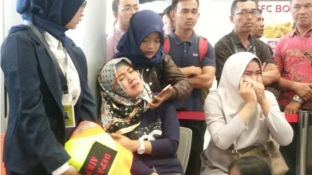 Người thân lo lắng chờ tin ở sân bay Pangkal Pinang. (Ảnh: Reuters)