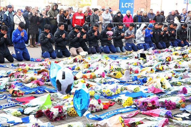 Dòng người đặt hoa tưởng niệm các nạn nhân vụ rơi trực thăng (Ảnh: EPA)