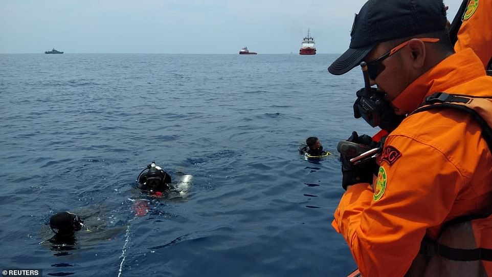 Thợ lặn cứu hộ làm nhiệm vụ tại hiện trường máy bay Lion Air rơi.