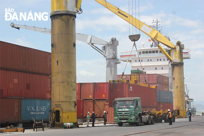Nguồn thu thuế nội địa, xuất nhập khẩu từ đầu năm đến nay đạt kết quả tích cực. (Ảnh chụp tại cảng Tiên Sa, Đà Nẵng)Ảnh: KHÁNH HÒA