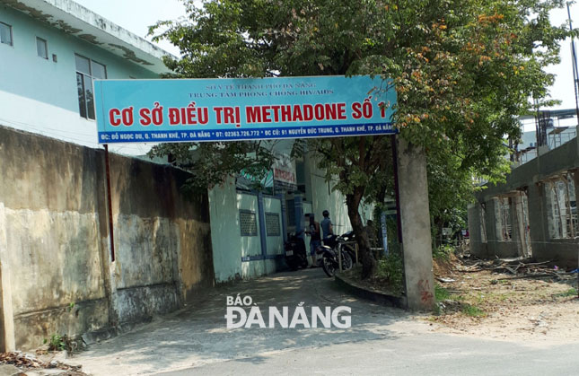 Cơ sở 1 điều trị methadone nằm nép mình phía sau Trung tâm Y tế quận Thanh Khê, bên trong hạ tầng xuống cấp nhiều.