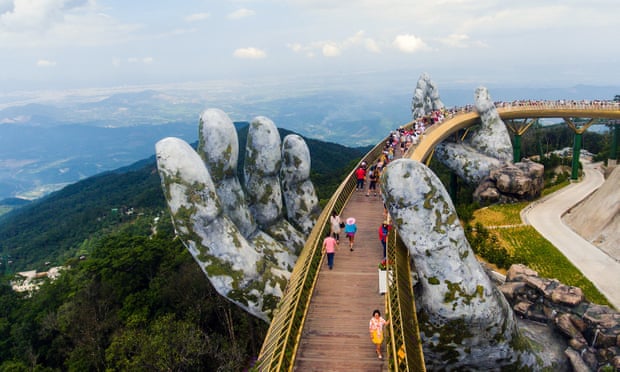 Cầu Vàng Đà Nẵng với thiết kế như một dải lụa được nâng đỡ bởi đôi bàn tay rêu phong khổng lồ...