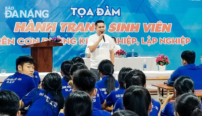 Anh Phạm Đức Nam Trung, Giám đốc điều hành DNES chia sẻ với các sinh viên Đà Nẵng về hành trang khởi nghiệp. Ảnh: NVCC