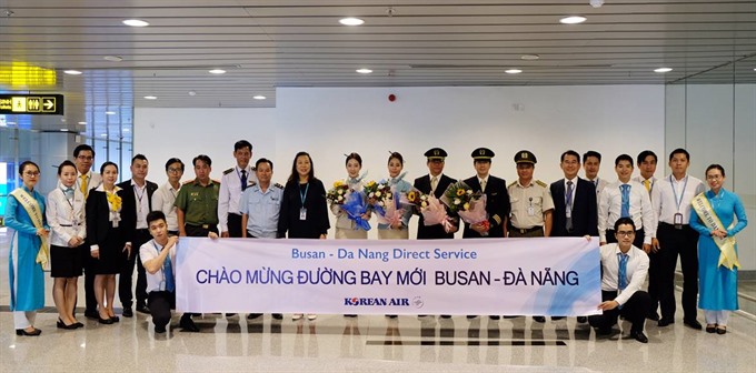 Korean Air celebrates its direct flight from Busan to Đà Nẵng with a ceremony at Đà Nẵng Airport. — Photo courtesy Thùy Linh Read more at http://vietnamnews.vn/economy/468873/busan-da-nang-direct-flight-opens.html#RQ6c6wH7Xve1dDqZ.99