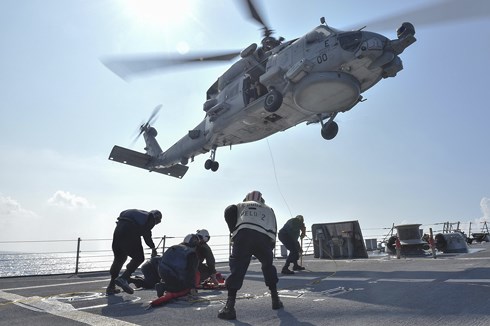 Hải quân Mỹ làm nhiệm vụ trên một tàu chiến ở Biển Đông. Ảnh: Reuters.