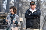 Hình ảnh Tổng thống Trump ngậm ngùi thị sát nơi cháy rừng hoang tàn