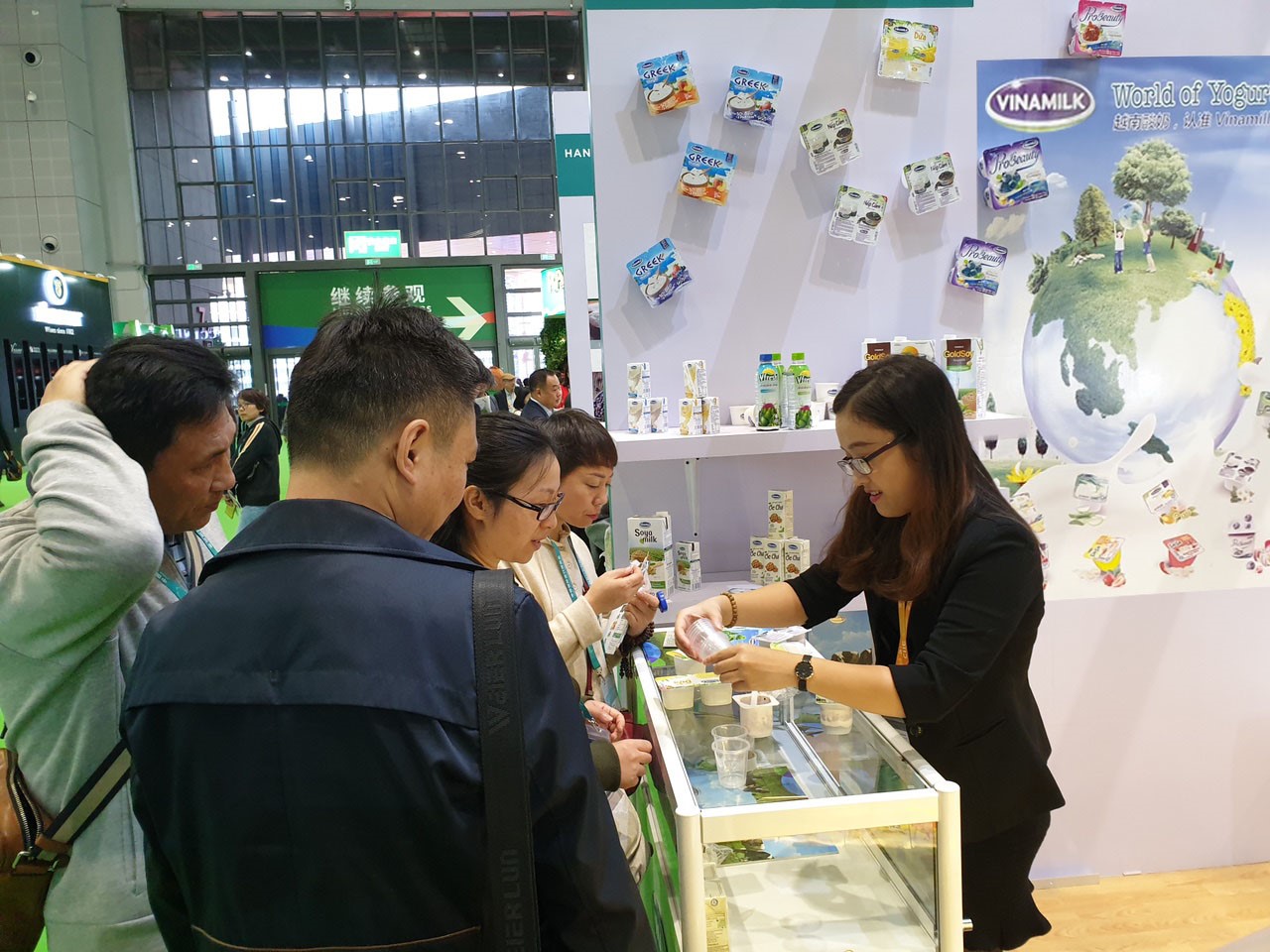Sản phẩm sữa các loại của Vinamilk ra mắt người tiêu dùng Trung Quốc tại Hội chợ nhập khẩu quốc tế Trung Quốc lần thứ nhất (CIIE 2018) tại Thượng Hải.