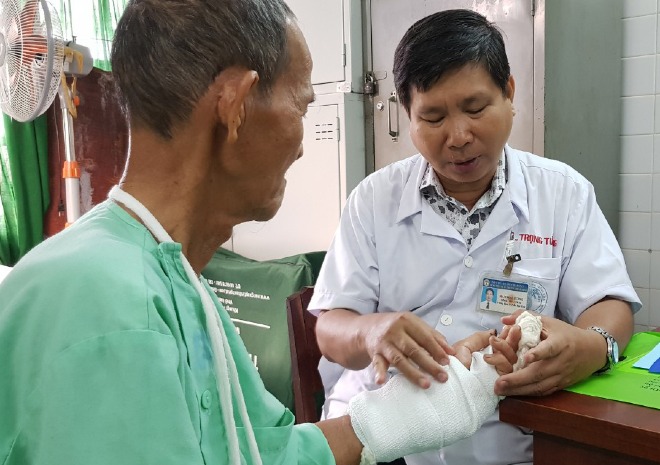 Lần đầu ở Việt Nam nối mạch máu không cần kim chỉ khâu
