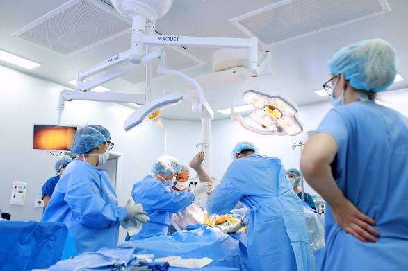Vinmec Đà Nẵng & OW phẫu thuật thay khớp miễn phí cho bệnh nhân nghèo miền Trung