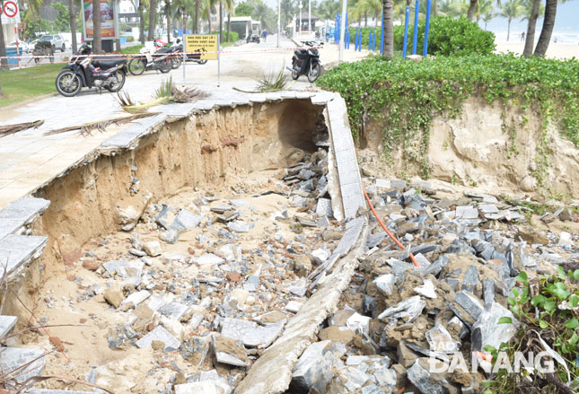 Một đoạn kè và vỉa hè đường Võ Nguyên Giáp bị sạt lở nặng nề sau trận mưa vào đêm 21 và rạng sáng 22-10. Ảnh: HOÀNG HIỆP