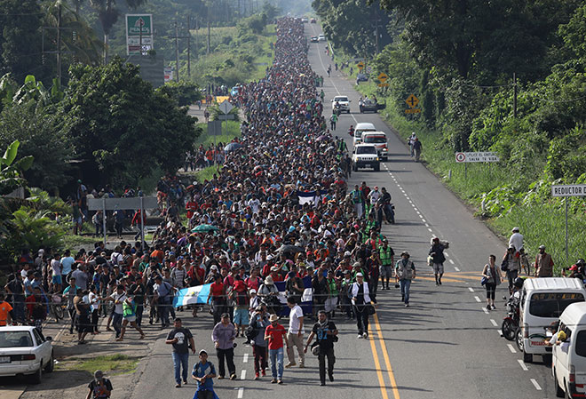 Hàng ngàn người nhập cư đổ vào Mỹ. Ảnh: Reuters