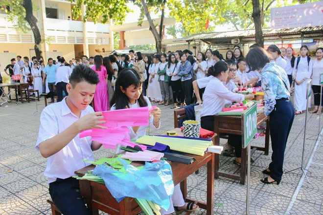 Khối 10 Trường THPT Hòa Vang với phần thi làm hoa trong hoạt động ngoại khóa nhân Ngày Phụ nữ Việt Nam (20-10).  (Ảnh do nhà trường cung cấp)