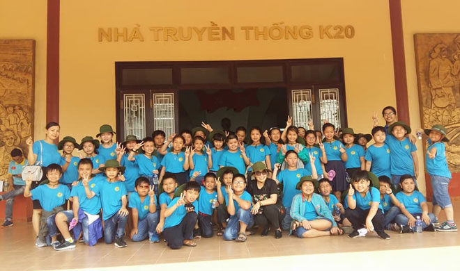 Các em học sinh Trường tiểu học Núi Thành tham gia buổi ngoại khóa. Ảnh: Đ.H.L