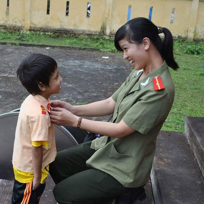 Chị Nguyễn Hà Giang luôn nặng lòng với những số phận kém may mắn, đặc biệt là những em bé. Trong ảnh: Hà Giang với một em bé vùng cao. (Ảnh do nhân vật cung cấp)