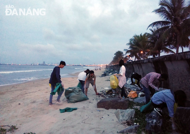 Nhóm bạn của Long không ngại dậy từ 4 giờ sáng để nhặt rác dọc bờ biển Nguyễn Tất Thành. Ảnh: Q.T