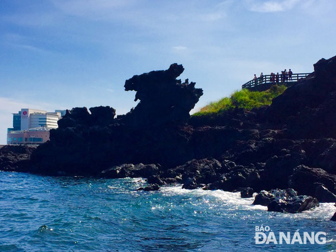 Mỏm đá Đầu Rồng (đảo Jeju) -  một điểm đến thu hút rất đông khách du lịch. Ảnh: D.H