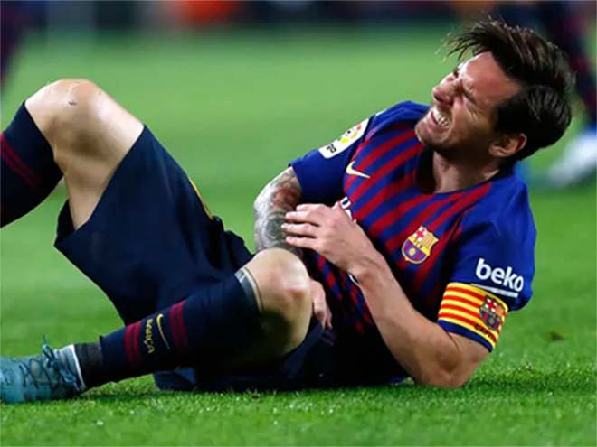 Messi đau đớn khi gãy tay phải trong trận đấu với Sevilla. Ảnh: Internet
