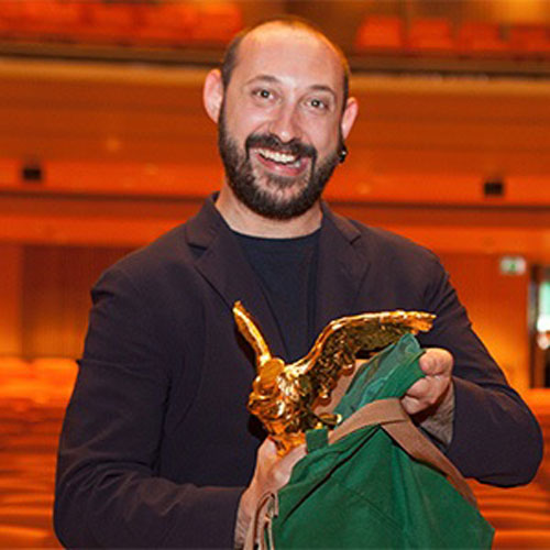 Quayola nhận giải thưởng Golden Nica tại Ars Electronica, năm 2013.