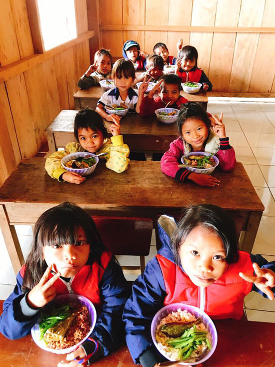 Khi Câu lạc bộ “Bạn thương nhau” thực hiện chương trình “Bữa cơm miền núi”, các em học sinh nghèo miền núi đã có bữa cơm chất lượng hơn.