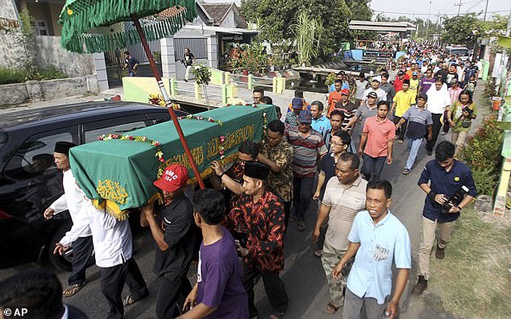 Thi thể cô đã được đưa về quê nhà ở thị trấn Sidoarjo, Đông Java ngày 1/11.