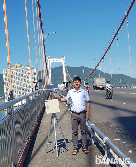 Đỗ Anh Vũ thử nghiệm mô hình trên cầu Thuận Phước để lấy kết quả đo đạc. (Ảnh nhân vật cung cấp)