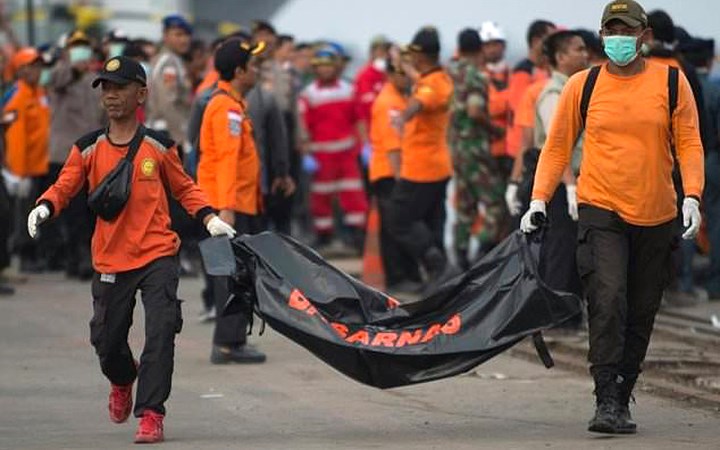 Đến nay đội tìm kiếm cứu nạn của Indonesia mới chỉ tìm được các mảnh thi thể nạn nhân và đã đưa đến bệnh viện xét nghiệm ADN để xác định danh tính.
